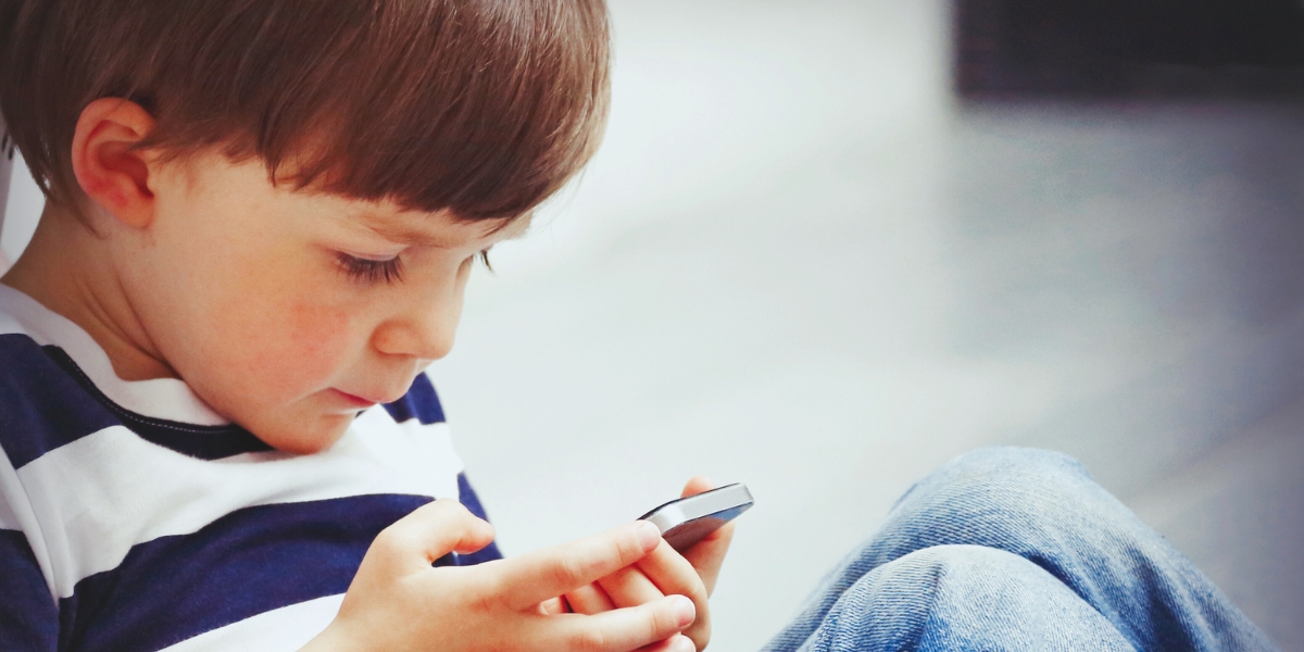 Filho conectado o tempo todo? Ensine-o a estudar com a internet!