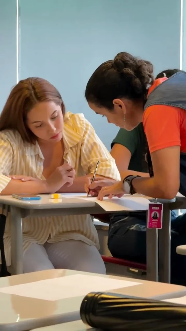 A UNDB abriu espaço para a criatividade e o olhar artístico na Oficina de Desenho à Mão Livre, promovida pelo curso de Arquitetura e Urbanismo! 🏛️✏️

A atividade reuniu alunos da instituição e participantes externos em uma vivência prática que estimulou a sensibilidade, a percepção espacial e a expressão visual, habilidades essenciais para quem deseja seguir na área da arquitetura.

Mais do que técnicas de traço, a oficina proporcionou trocas riquíssimas entre estudantes, professores e entusiastas, fortalecendo a conexão entre prática e teoria desde os primeiros passos da formação.

Aqui, a arquitetura começa com a mão na prancheta, e com experiências que fazem a diferença na jornada acadêmica. 💡

📲Matrículas Abertas

#ArquiteturaUNDB #DesenhoLivre #OficinaCriativa #AprendizadoNaPrática  #UNDB